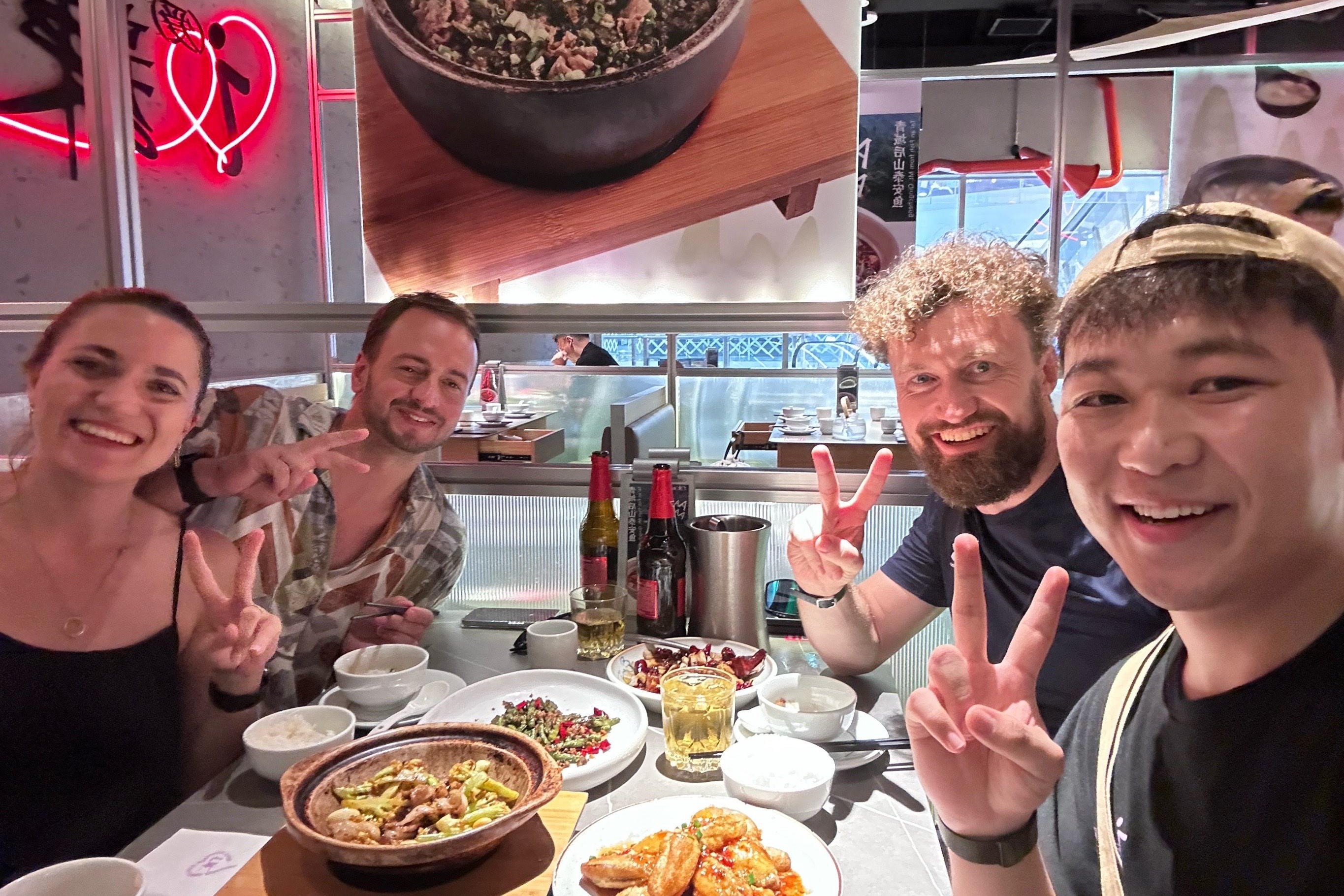 1772875667673177.jpeg 老外用餐.jpeg