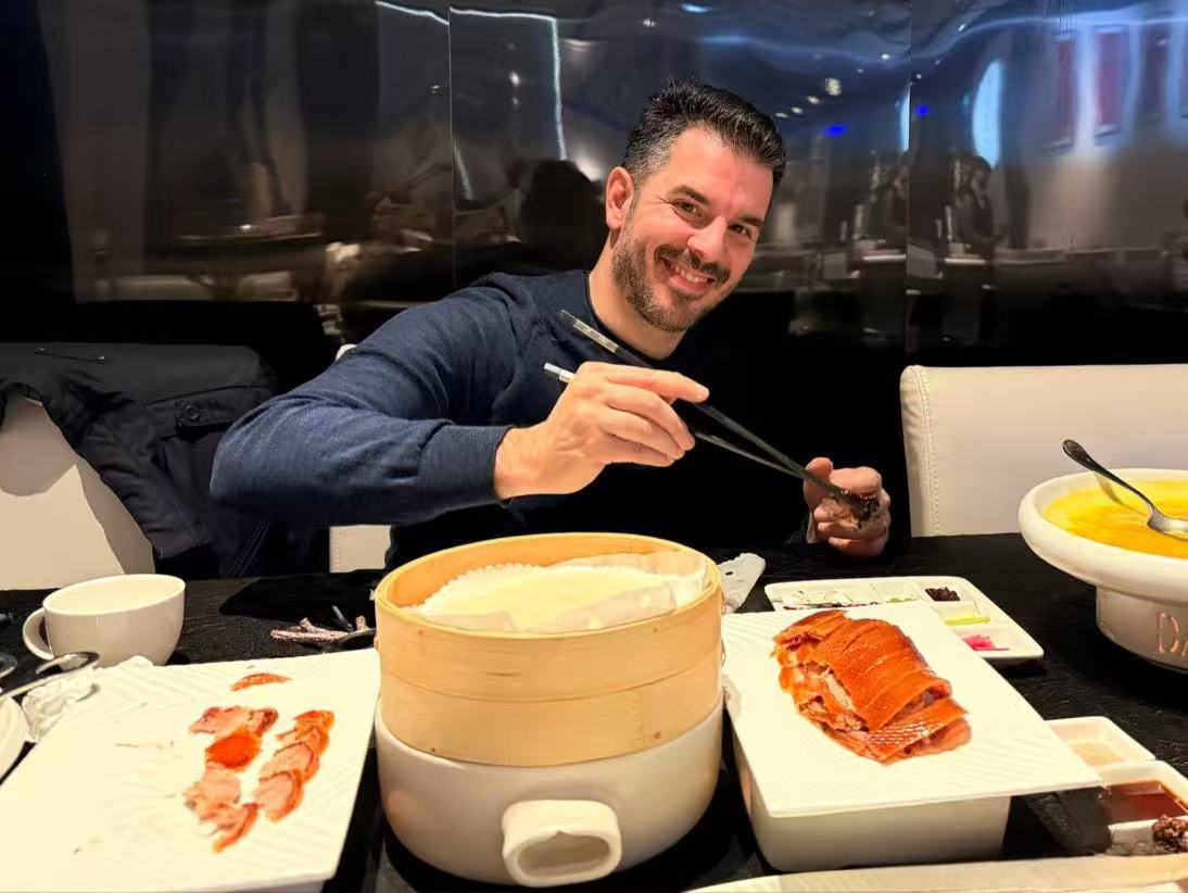 1772944266212146.jpg 老外吃烤鸭.jpg